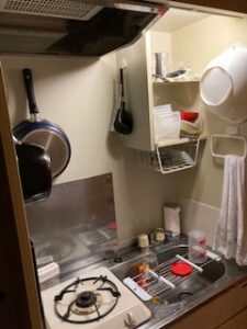 一人暮らし 100均の 突っ張り棒 ワイヤーネット で簡単壁掛け収納 ひびブログ